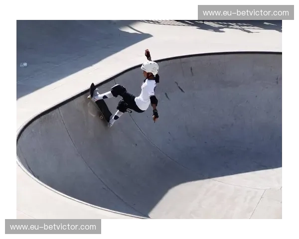 滑板回放：在街角光影里练就自由节拍